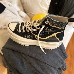 Almost new converse gorgeous! Men and women